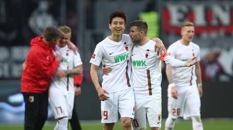 Der FC Augsburg feiert den Sieg bei Eintracht Frankfurt