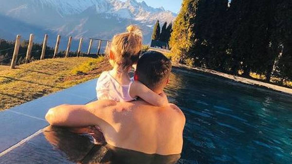 Lukas Podolski genießt den Tag am Pool