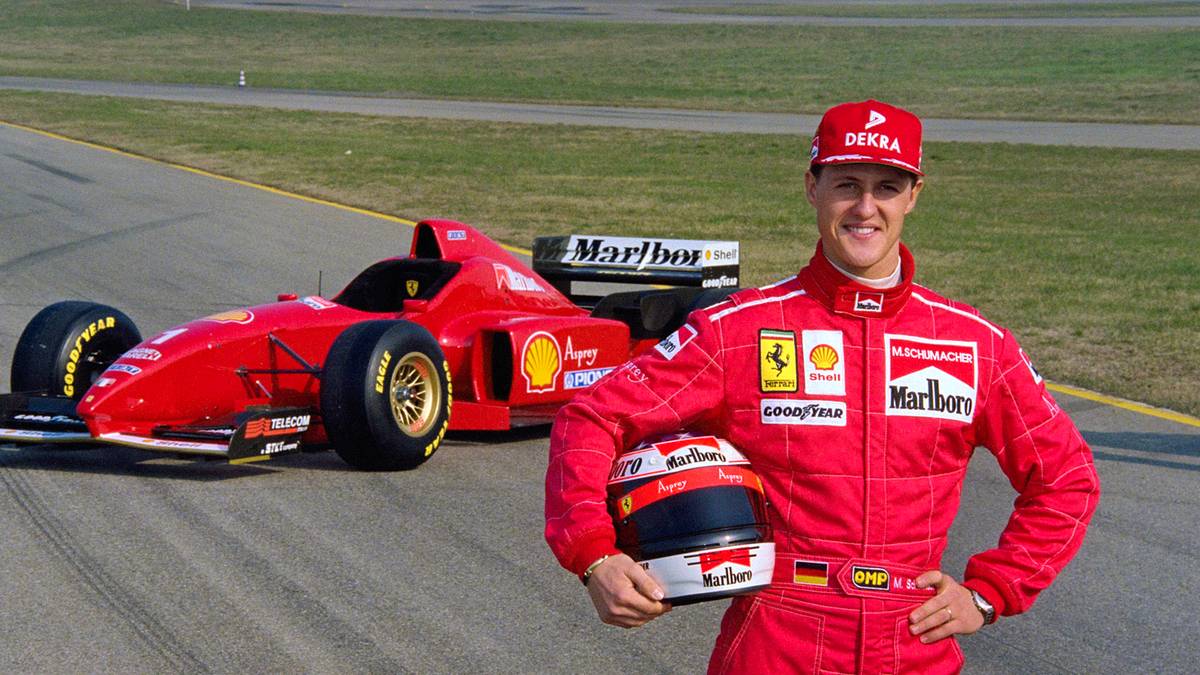 Michael Schumacher präsentiert 1996 seinen Ferrari voller Stolz auf der firmeneigenen Strecke in Maranello. Über Jahre führt der Traditionsrennstall seine Formel-1-Wagen dort vor