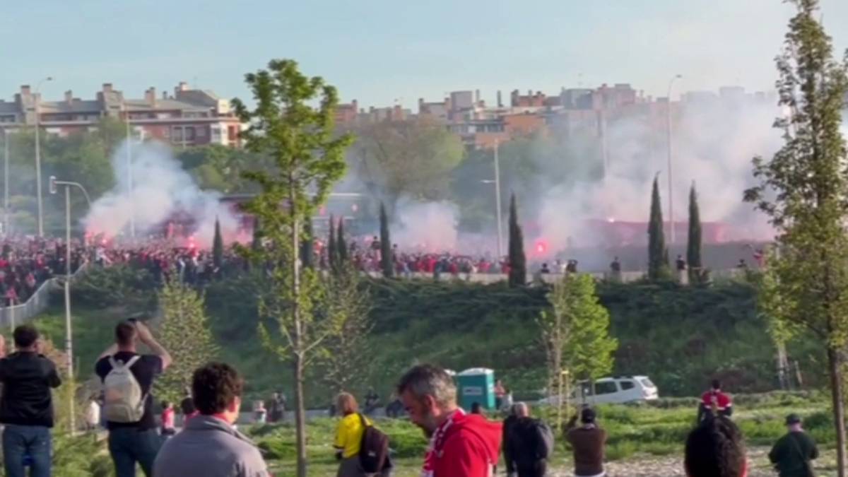 Unfassbarer Bus-Empfang! Atlético-Fans heizen ein