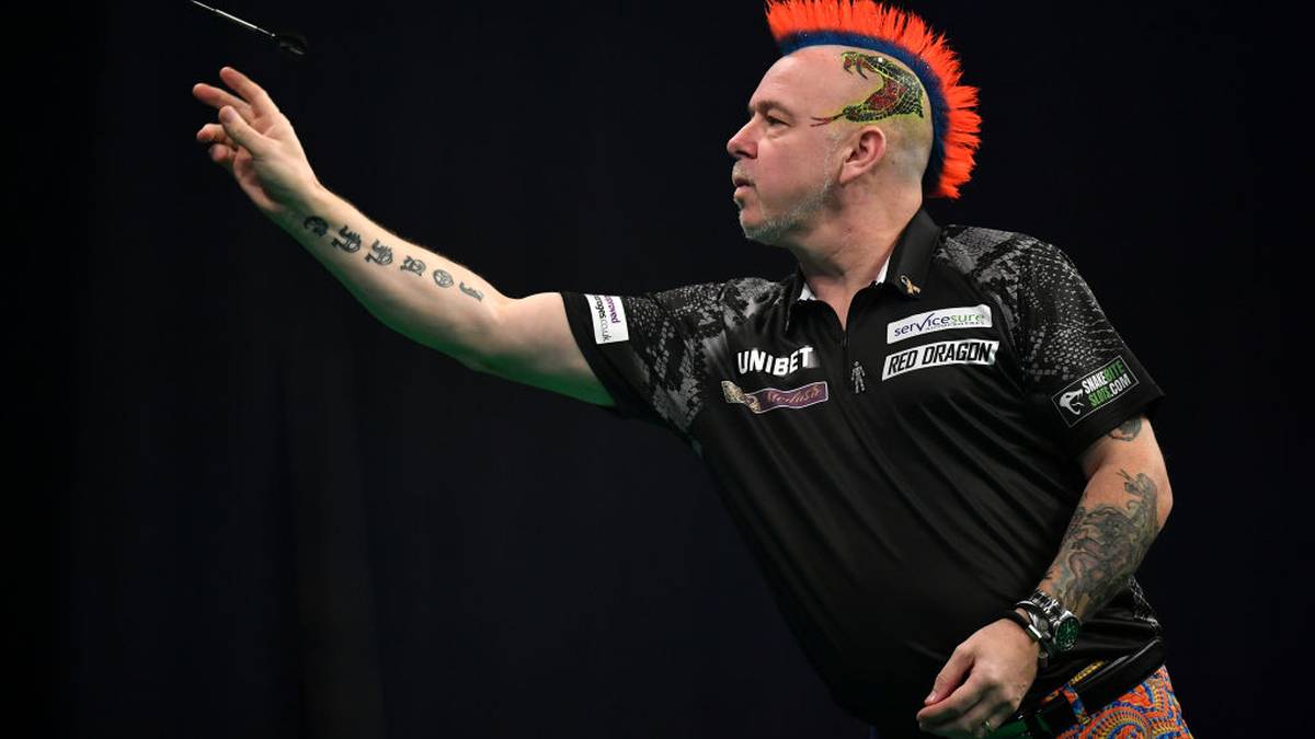 Das schwarze Shirt wirkt schon fast zurückhaltend für Wright, aber mit dem  roten Irokesen bildet es einen coolen Kontrast