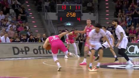 Im Spiel der Basket Bonner schafft Rihards Lomazs es gleich zweimal seinem Gegner einen Anklebreaker zu verpassen. 