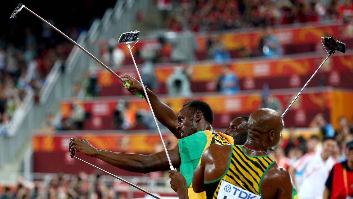 Am Ende sind es sogar vier Selfie-Stäbchen. Bei den Jamaikanern muss anscheinend jeder Augenblick festgehalten werden.