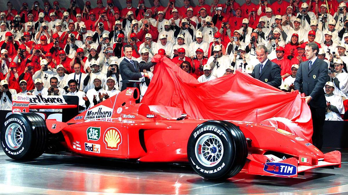 Dass ein Formel-1-Wagen immer auch das Resultat erfolgreicher Teamarbeit ist stellt Ferrari in seinen Präsentationen um die Jahrtausendwende heraus. Hier im Jahr 2001 mit dem gesamten Team