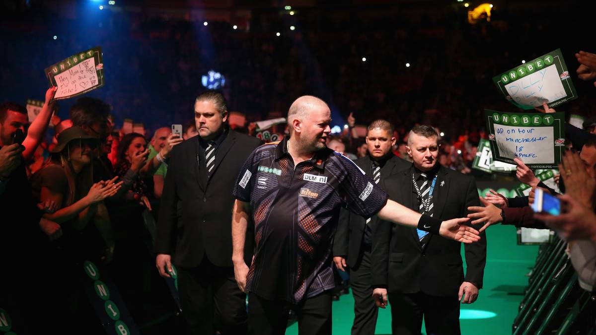 RAYMOND VAN BARNEVELD (Niederlande): Der Niederländer ist nur noch Weltranglisten-13. und machte zuletzt eine längere Pause. Das Finale beim World Matchplay erreichte van Barneveld zuletzt 2010. Im vergangenen Jahr war bereits im Achtelfinale gegen den späteren Sieger Phil Taylor Schluss