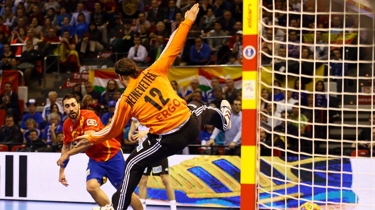 Während die Spanier um Julen Aguinagalde schließlich den Titel holen, bleibt für das DHB-Team nur die vorzeitige Heimreise. Sechs Spieler aus dem aktuellen EM-Kader sind damals schon dabei - unter anderem Silvio Heinevetter