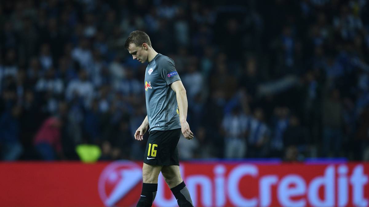 LUKAS KLOSTERMANN: Kommt nach der Pause für den schwachen Halstenberg auf seine angestammte rechte Abwehrseite. Kann aber nicht zur defensiven Stabilität beitragen.  SPORT1-Note: 4,0