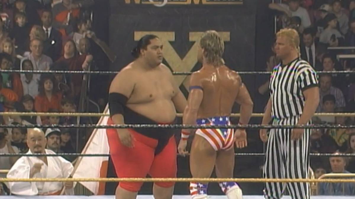 Viele Weggefährten Lugers sind nicht mehr am Leben. Ex-WWF-Champion YOKOZUNA (l.) starb 2000 34-jährig an einem Lungenödem. Curt Hennig alias MR. PERFECT (r.) erlag drei Jahre später mit 44 Jahren einer Drogenvergiftung