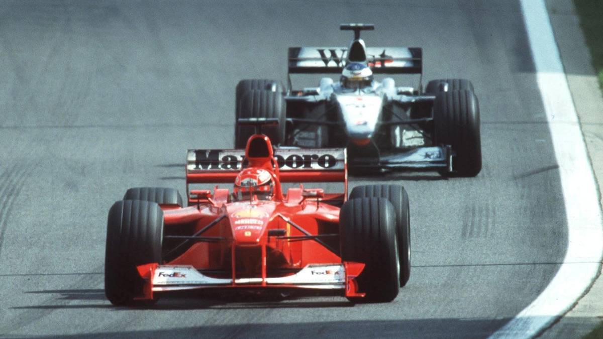Mika Häkkinen jagt Michael Schumacher durch die Ardennen-Achterbahn in Spa