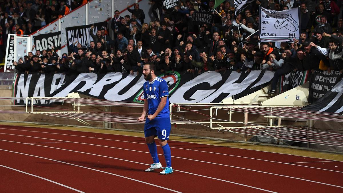 Nach seinem Treffer baut er sich vor der Gästekurve auf und lässt sich von den Juve-Tifosi feiern