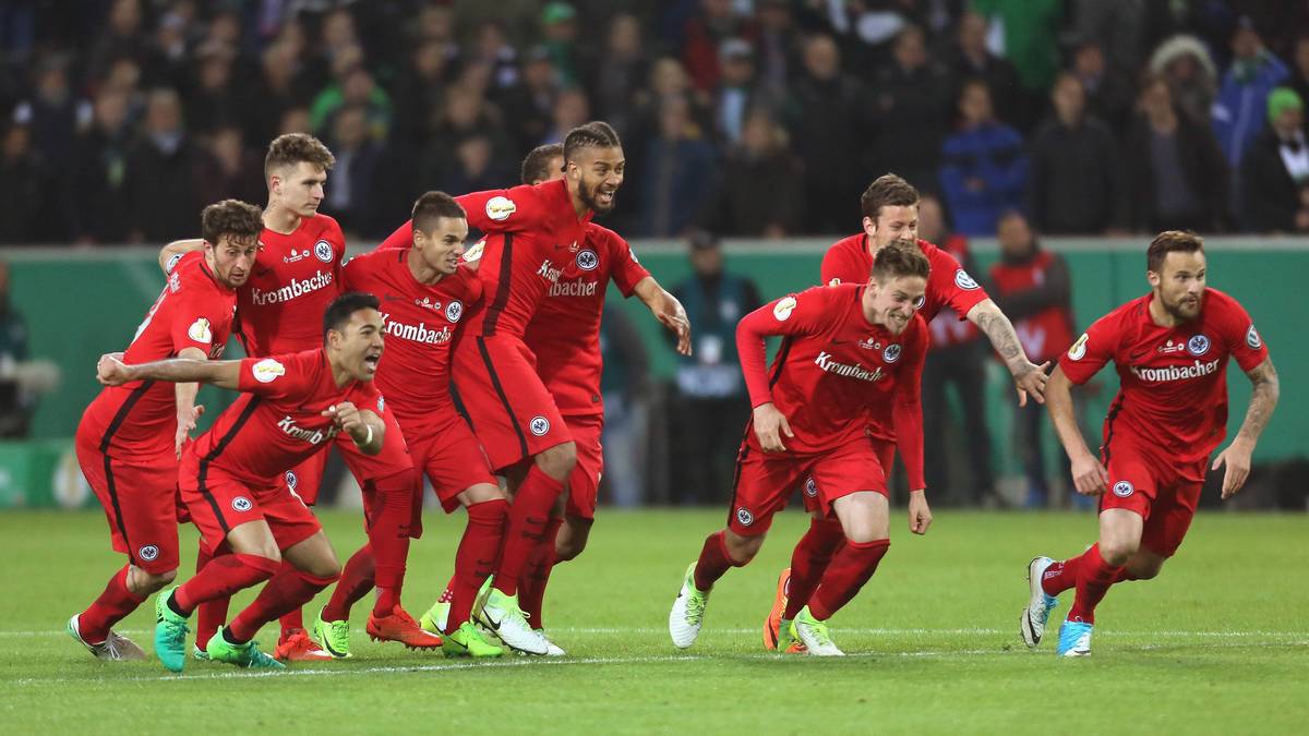 Es geht ins Elfmeterschießen, bei dem Eintracht Frankfurt die besseren Nerven hat. Der Jubel ist nach dem 8:7 n. E. riesig