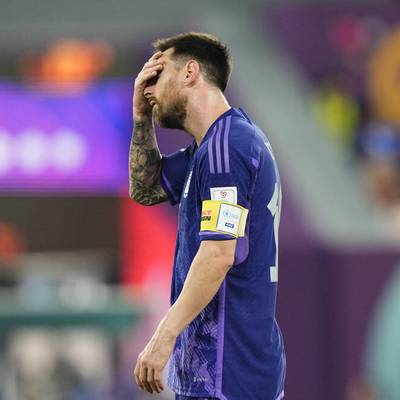 Lionel Messi lässt im letzten Gruppenspiel gegen Polen die große Chance zur Führung liegen. Der Superstar scheitert vom Punkt. Argentinien schafft aber dennoch den Sprung ins WM-Achtelfinale.