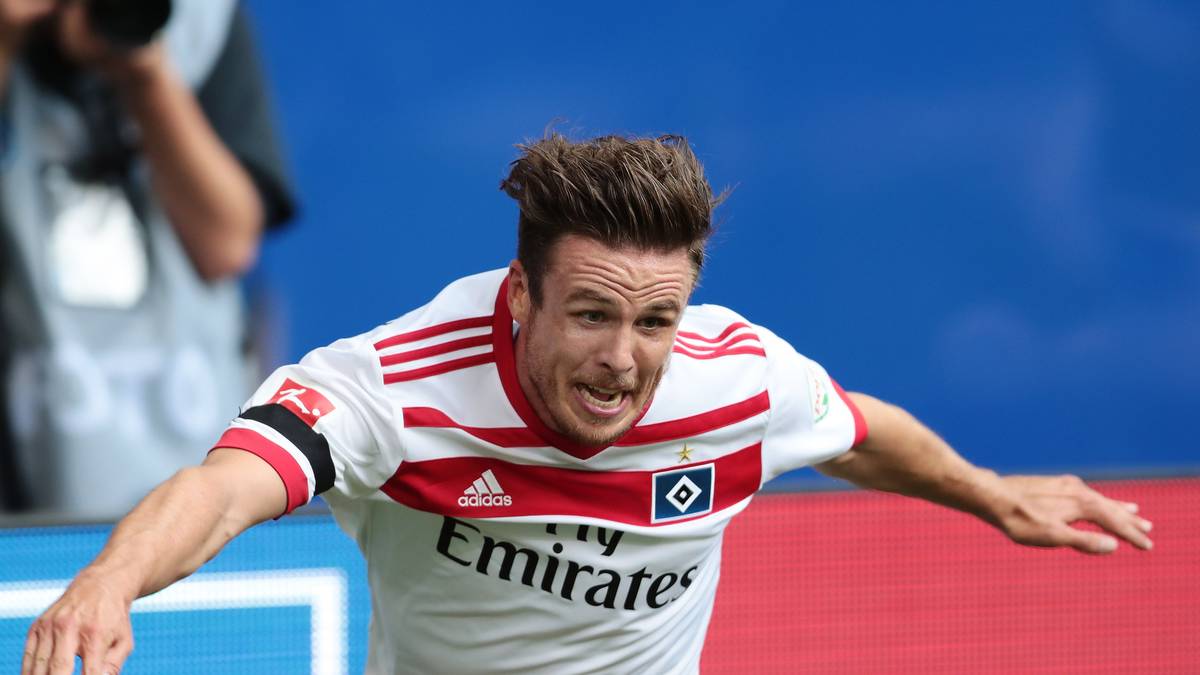 Verrückt: Müller trifft zum 1:0 und verdreht sich beim Jubeln das rechten Knie