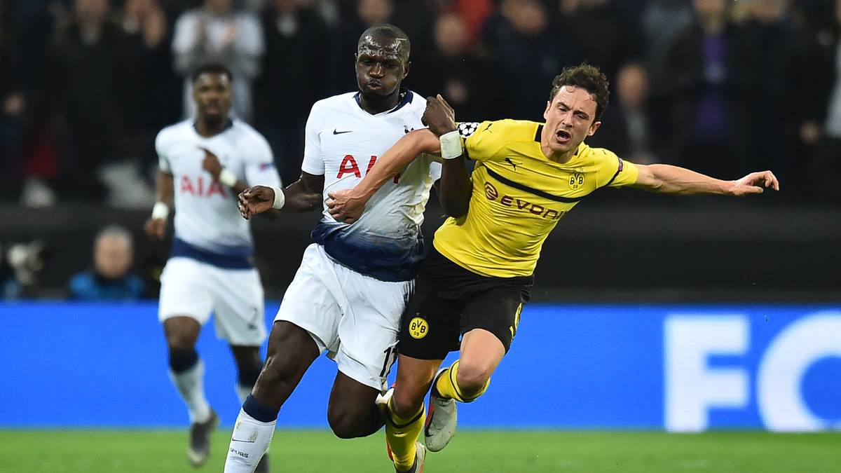 THOMAS DELANEY: Nach Gelbsperre beim vogelwilden Unentschieden gegen Hoffenheim wieder zurück. Nimmermüder Prellbock und Verdichter der Räume im defensiven Mittelfeld. Warf sich eine Viertelstunde vor dem Ende mit aller Vehemenz in einen Schuss. Konnte die Klatsche aber auch nicht verhindern. SPORT1-NOTE: 3 