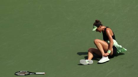 NEW YORK, NEW YORK - AUGUST 31:  Andrea Petkovic of Germany falls during her Women's Singles third round match against Elise Mertens of Belgium on day six of the 2019 US Open at the USTA Billie Jean King National Tennis Center on August 31, 2019 in Queens borough of New York City. (Photo by Matthew Stockman/Getty Images)
