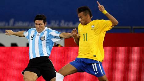 Im November 2010 standen sich Brasilien um Neymar (r.) und Argentinien in Katar gegenüber