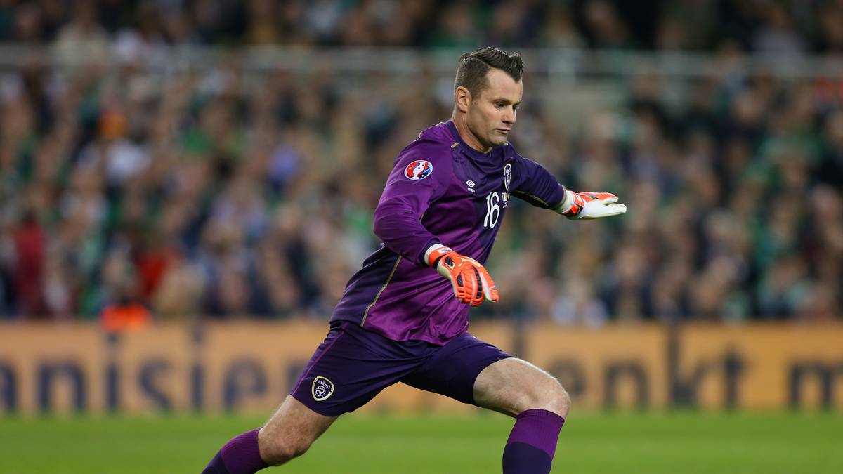 Schlussmann Shay Given verletzt sich in der 42. Minute bei einem Abschlag so schwer, dass er ...