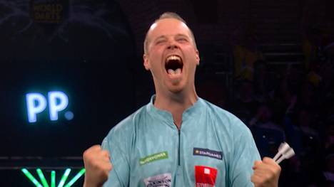 Max Hopp feiert seinen ersten Sieg bei der Darts-WM im Alexandra Palace seit fünf Jahren. Der "Maximiser" liefert dabei phasenweise eine 180er-Show ab. 