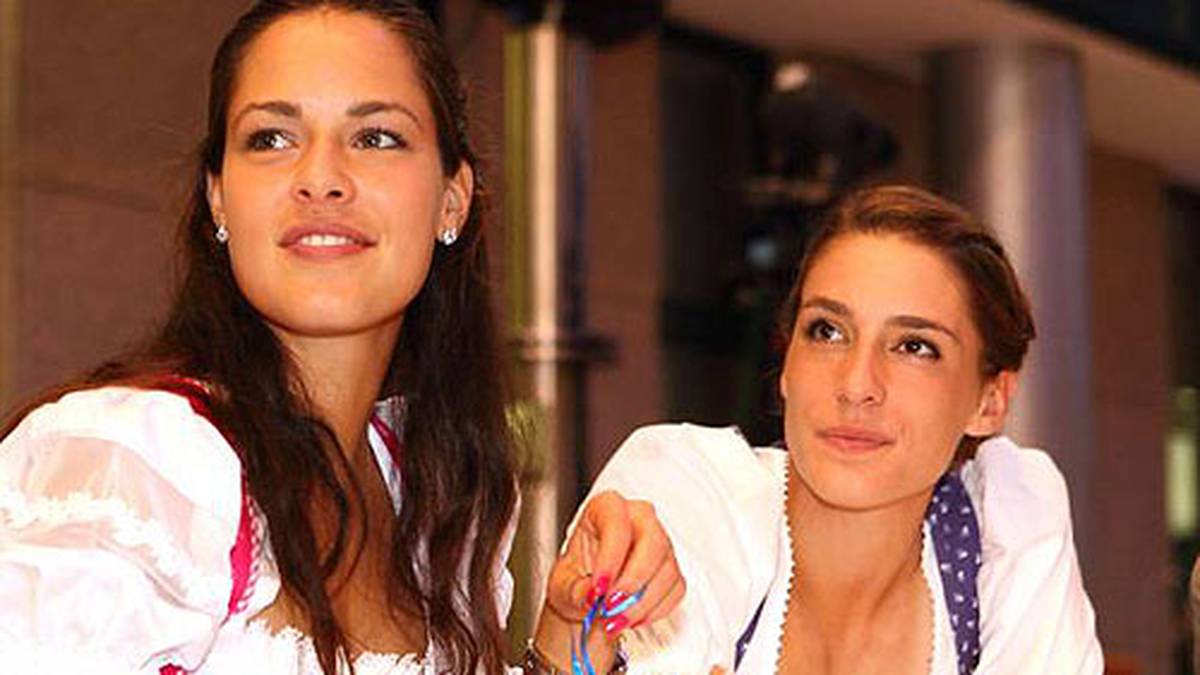 Dass ihr das Dirndl richtig gut steht, beweist sie an der Seite von Ana Ivanovic