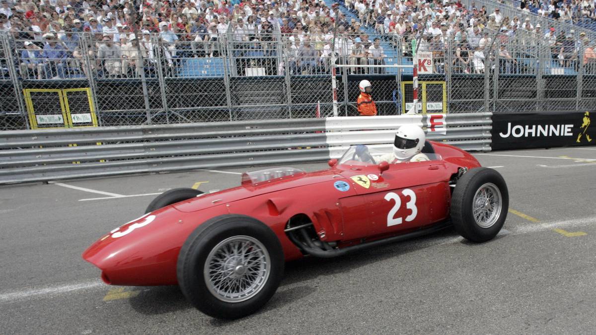 Der Ferrari 156 aus dem Jahr 1961 ist vor allem für seine Haifisch-maulartigen Lufteinlässe berühmt. Der Spitzname des Wagens lautet "Sharknose". Phil Hill wird im ersten Jahr Weltmeister mit dem Wagen. Sein Teamkollege Wolfgang Graf Berghe von Trips verunglückt jedoch im entscheidenden Rennen tödlich