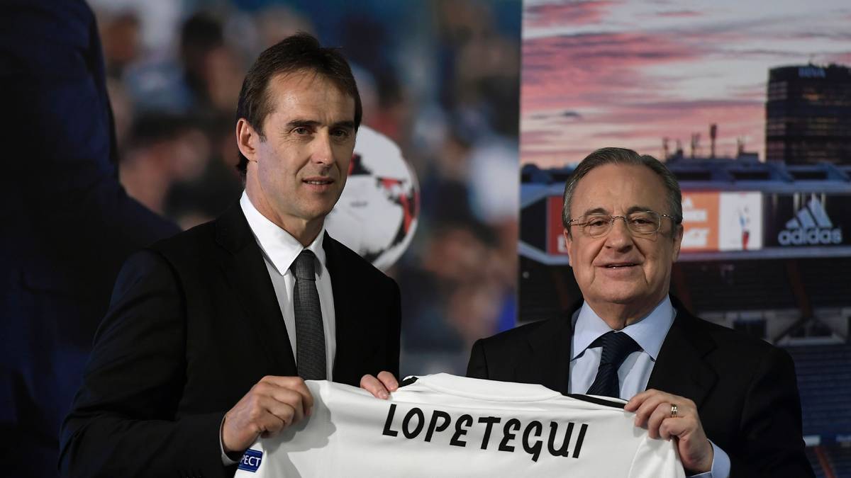 Florentino Perez (r.) überreichte Julen Lopetegui ein Real-Madrid-Trikot