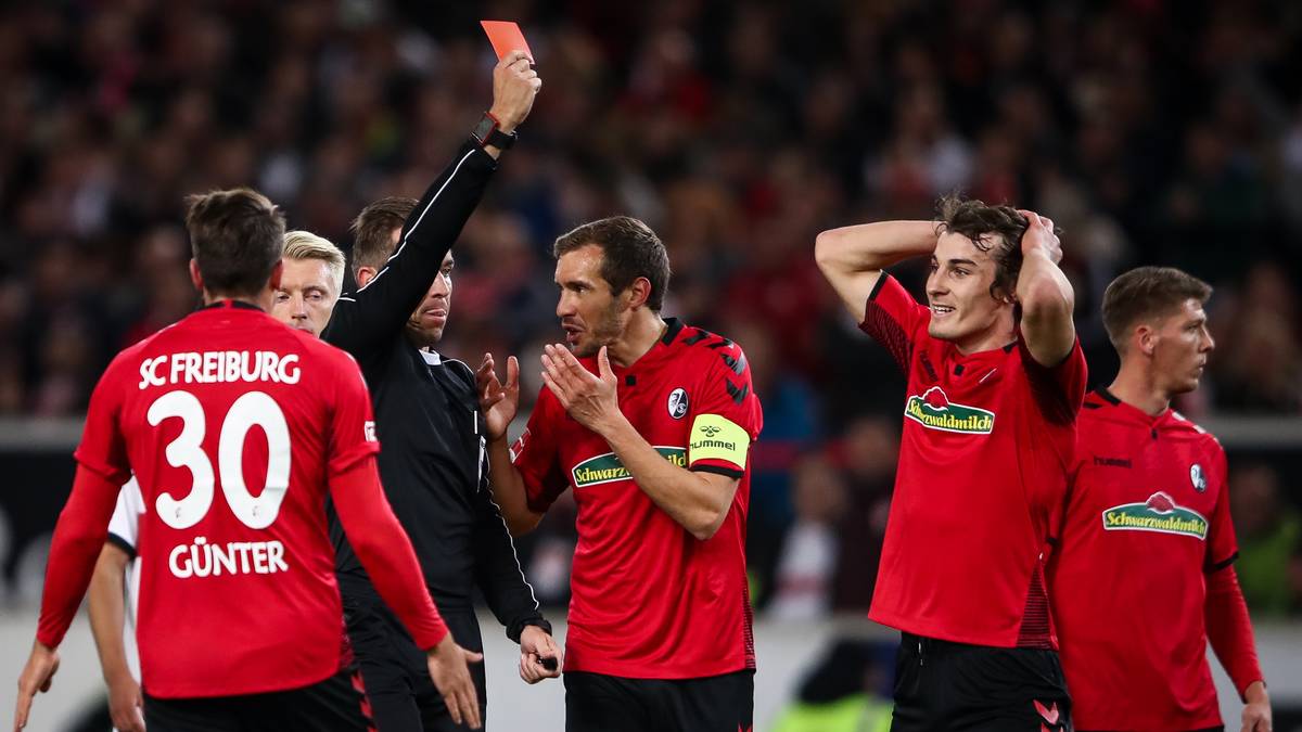 10. SPIELTAG: STUTTGART - FREIBURG (3:0). Freiburgs Söyüncü ist fasungslos, Schiri Stieler wertet sein vermeintliches Handspiel als Notbremse und zückt früh Rot. Übrigens auf Intervention von Video-Assistent Zwayer. Darf der in dieser strittigen Szene aber überhaupt so einschreiten?