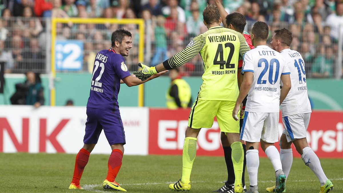 Bremens Fin Bartels verliert schließlich die Nerven und sieht nach einer Tätlichkeit Rot. In Unterzahl mühen sich die Bremer vergeblich um den Ausgleich und scheitern somit zum vierten Mal in den vergangenen sechs Jahren in der ersten Runde