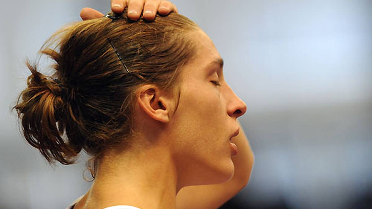 Die neue Stärke Petkovics bringt neue Verantwortung: Das Fed-Cup-Team 2010 führt sie erstmals als Nummer eins - und hält dem neuen Druck nicht stand. Beim Viertelfinale in Tschechien verliert sie beide Matches, Deutschland fliegt raus