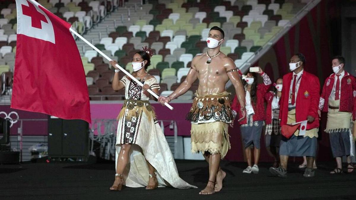 Pita Taufatofua sorgt auch bei seiner dritten Olympia-Teilnahme in Tokio für Aufsehen. Bei der Eröffnungsfeier glänzt er erneut mit seinem eingeölten Körper