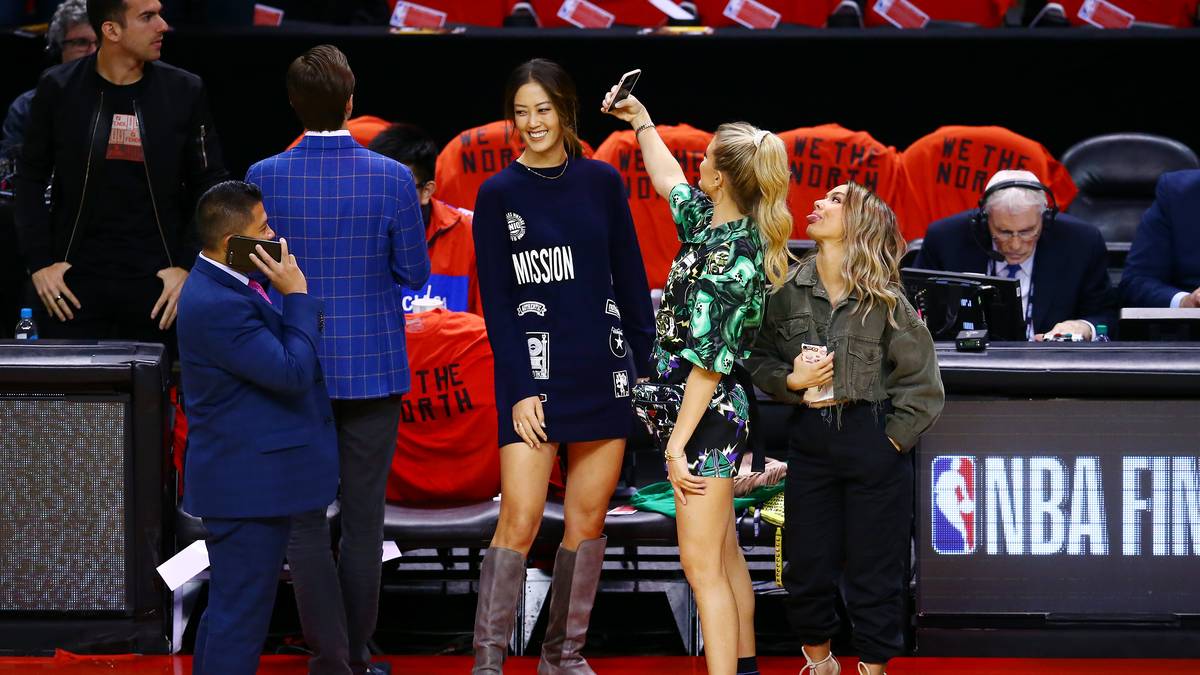 Beim fünften NBA-Finale zwischen den Toronto Raptors und den Golden State Warriors tummeln sich Genie und Cousine Celeste Bouchard auf dem Court. Das Handy darf natürlich nicht fehlen - wie auch eine freche Geste von Celeste