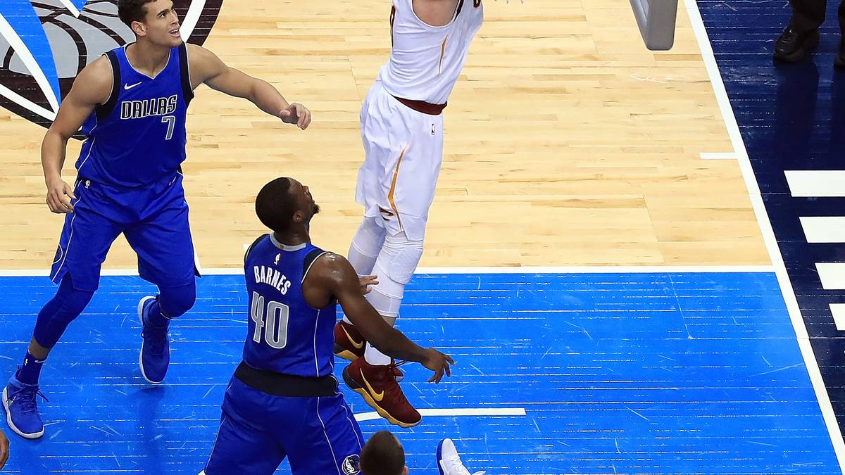 DWIGHT POWELL (Nr. 7) und J.J. BAREA (Nr. 5): Center Powell und Guard Barrea sind in der kommenden Saison wohl keine Kandidaten für die Starting Five. Von der Bank aus sind beide aber verlässliche Helfer. Schmerzen könnte die Mavs der Verlust von Shooting Guard Seth Curry (jetzt Portland Trail Blazers)