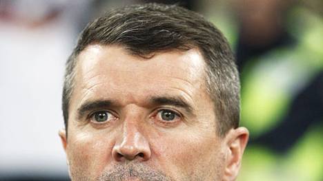 Irlands (rasierter) Assistenztrainer Roy Keane blickt gespannt auf das Geschehen 