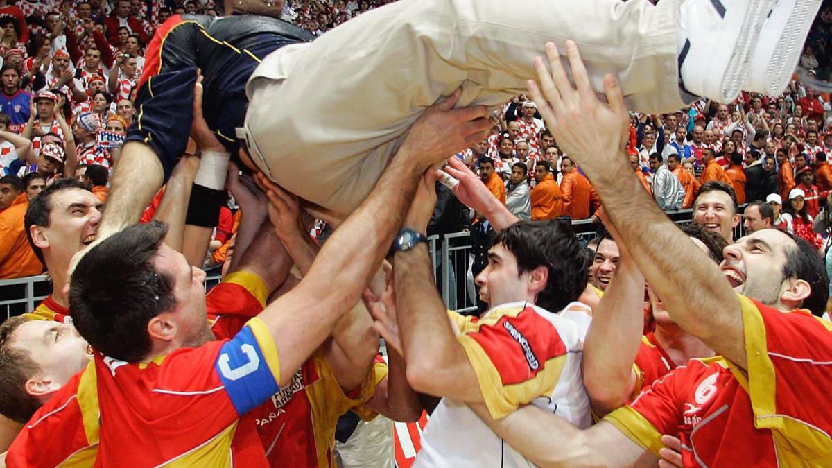 Die spanischen Spieler lassen ihren Trainer Felix Brocate hoch leben. Überragende Spieler für die Iberer sind der rechte Rückraumspieler Mateo Garralda, der auch ins Allstar-Team gewählt wird, und Linksaußen Juanin Garcia