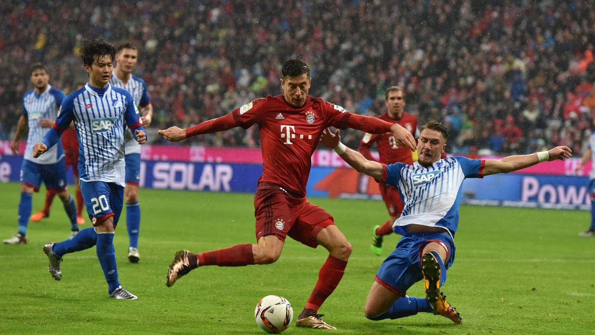 Das zweite erzielt er per feinem Lupfer nach Zuspiel von Philipp Lahm