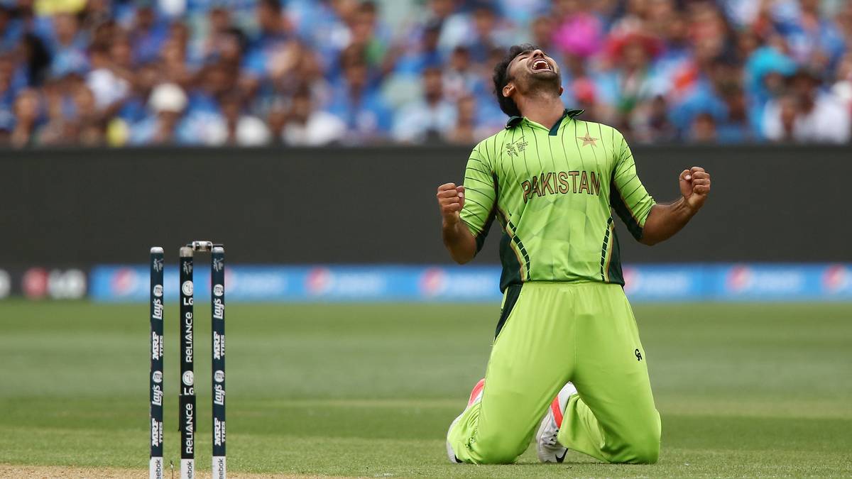 Pakistans Bowler Sohail Khan hat gerade einen indischen Schlagmann aus dem Spiel genommen