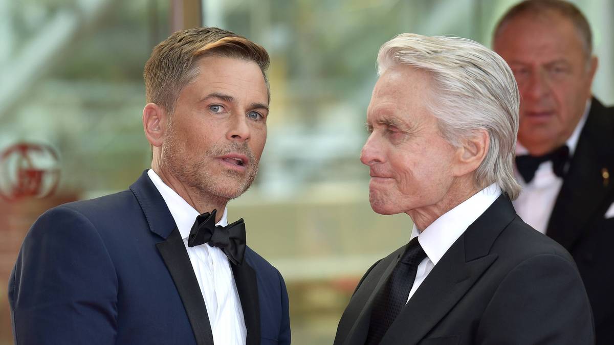 ROB LOWE: Der Schauspieler ist bereits seit über 30 Jahren im Geschäft und gehört dem berühmten Brat Pack an. Am 14. Februar zählt für ihn jedoch nur eins: ein Sieg seiner Rams. Der könnte jedoch zu einer kleinen Familienfehde führen...