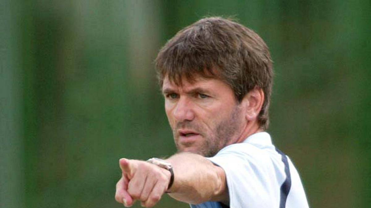 Auch FRIEDHELM FUNKEL startete früh als Trainer. Mit 37 Jahren übernahm er 1990 den vakanten Trainerposten in Uerdingen. Eine Ära prägte er in Frankfurt, wo er die Eintracht von 2004 bis 2009 betreute und wieder zurück in die Bundesliga führte