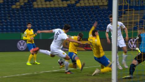 Nach der letzten Ligapleite hatte Mats Hummels seine BVB-Kollegen noch in die Pflicht genommen. Im Pokal gegen Braunschweig besorgt der Kapitän nun höchstselbst die Führung.