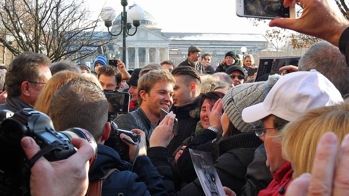 Nico Rosberg , der sich bereits 2012 ins Goldene Buch der Stadt eingetragen hatte, nahm sich Zeit für Fotos und Autogramme