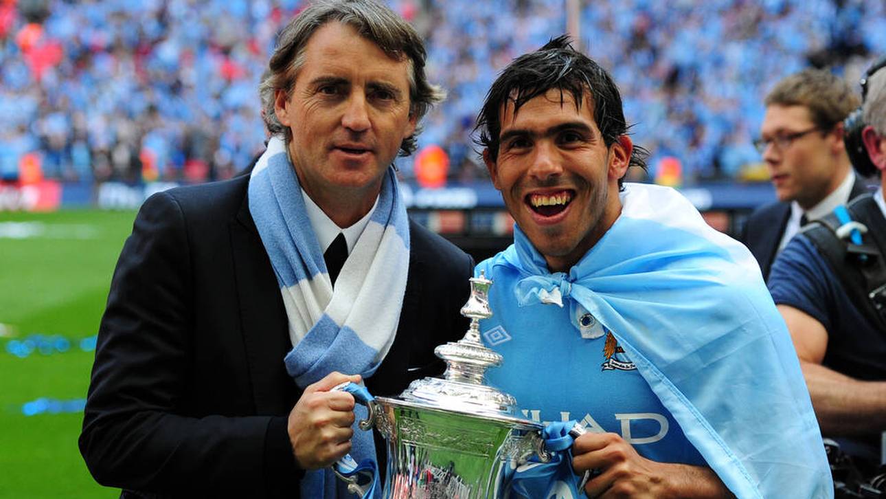 Der damalige ManCity-Coach Roberto Mancini und Carlos Tevez nach dem Gewinn des FA Cup 2011