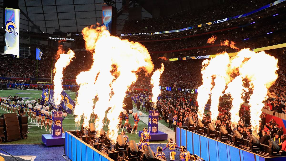 Mit Feuer und Spektakel stürmen die Spieler auf den Rasen