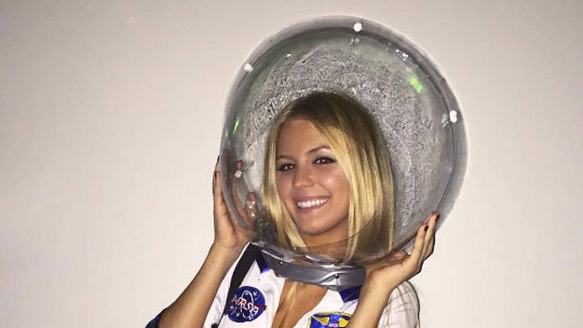 Beatrice Bouchard als Astronautin