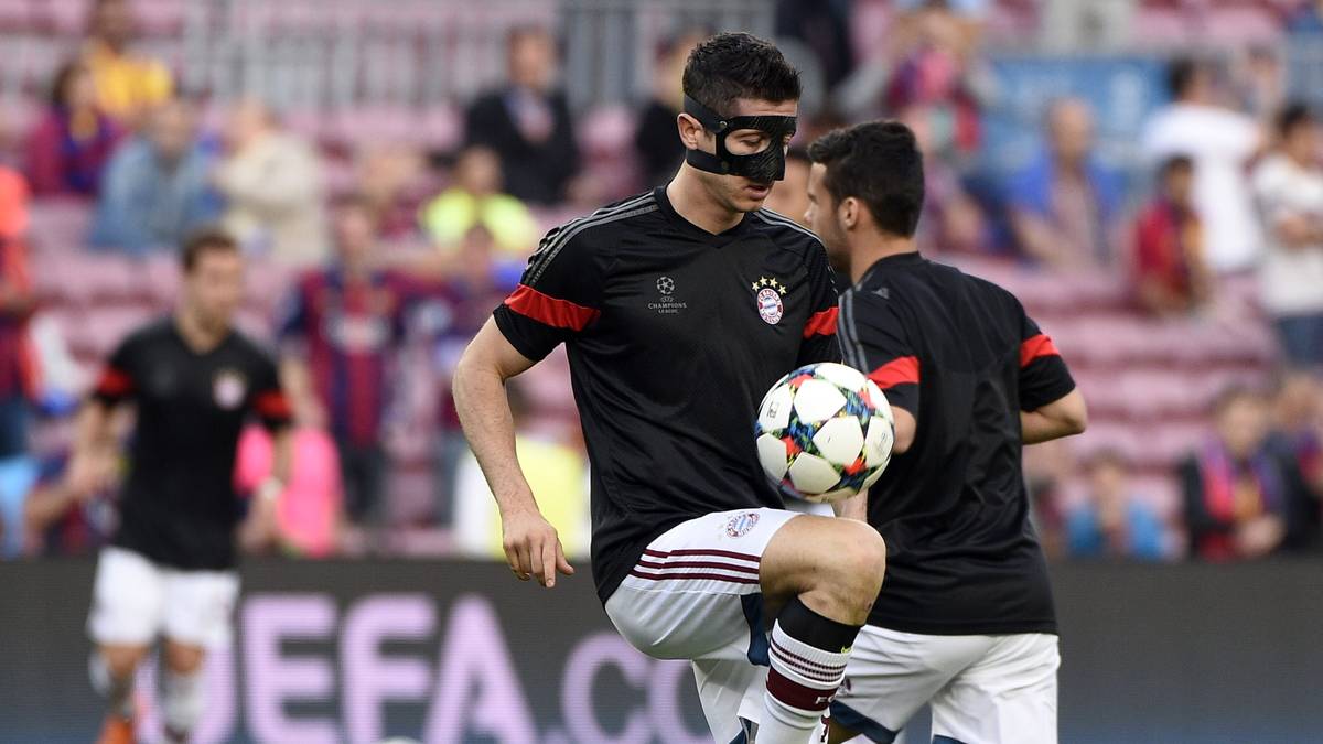 Die gute Nachricht für den FC Bayern ist, dass Robert Lewandowski mit Schutzmaske spielen können wird. Der Torjäger steht in der Startelf - und hat zumindest beim Aufwärmen den Ball fest im Blick