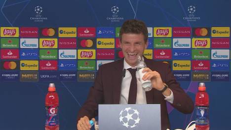 Thomas Müller scherzt vor dem Spiel gegen Lokomotive Moskau mit seinem Pressesprecher und sorgt mit einer kuriosen Wette für einen Schmunzler.