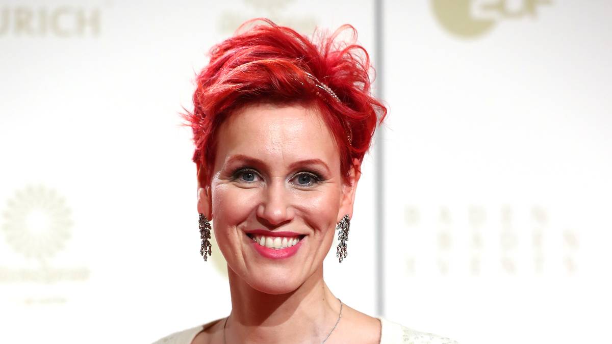 Ex-Biathletin Kati Wilhelm hat im Kontrast zu ihren roten Haaren ein weißes Outfit gewählt