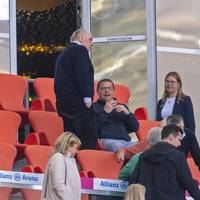 Ex-Bayern-Profi Dietmar Hamann geht mit dem Rekordmeister hart ins Gericht. Dabei zweifelt er besonders an der Strategie der Klubführung - und glaubt, dass Uli Hoeneß jetzt mehr eingreifen wird.