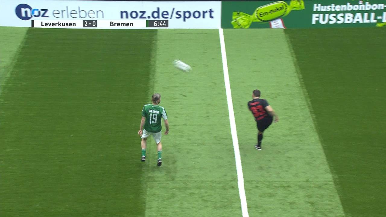 Fußball: Patrick Helmes versenkt Ball mit einem Kunstschuss von der Mittellinie