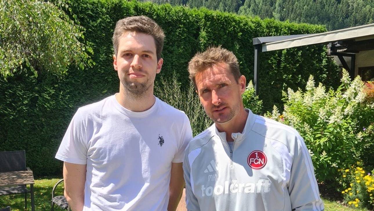 SPORT1-Redakteur Philipp Schmidt (l.) und Miroslav Klose (r.)