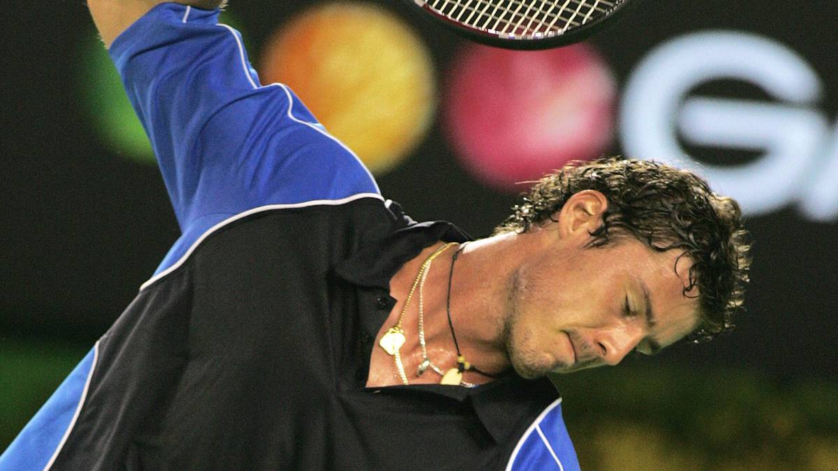 In 4 Stunden und 28 Minuten bezwingt der temperamentvolle Russe Marat Safin (Bild) Roger Federer im Halbfinale der Australian Open. 5:7, 6:4, 5:7, 7:6 (8:6) und 9:7 steht es am Ende des epischen Matches