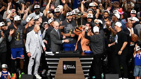 Die New York Knicks gewinnen die NBA-Finals gegen die San Antonio Spurs und beenden damit eine 53 Jahre lange Wartezeit auf den erneuten Gewinn der Liga.